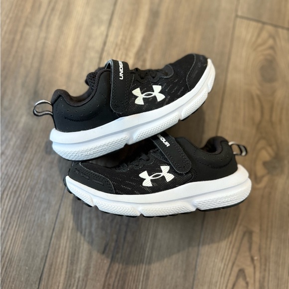 Under Armour Other - Under Armour Kids Running Shoes Black White Size 12.5K Hook & Loop